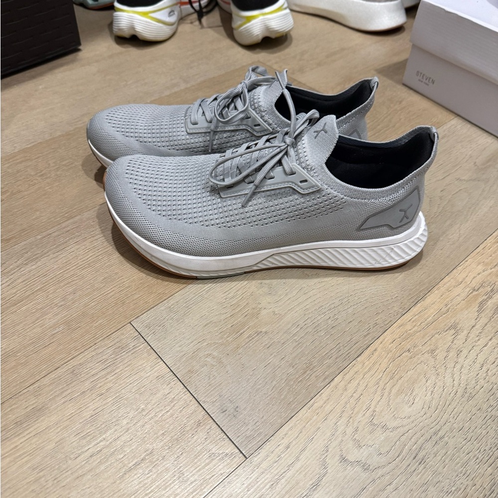 Waterproof Gray Adapt Runner